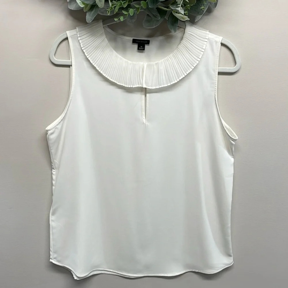 NWOT Ann Taylor Sleeveless Ruffled Crew Neck Blouse Ivory Winter White M